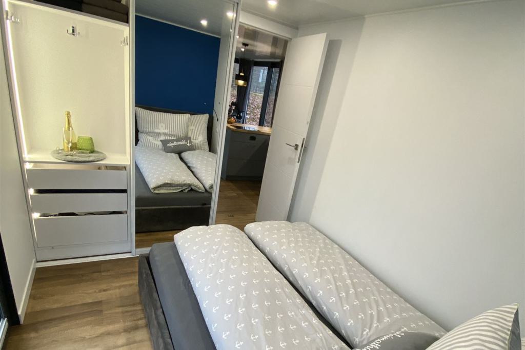 Yva-06-Schlafzimmer mit Doppelbett